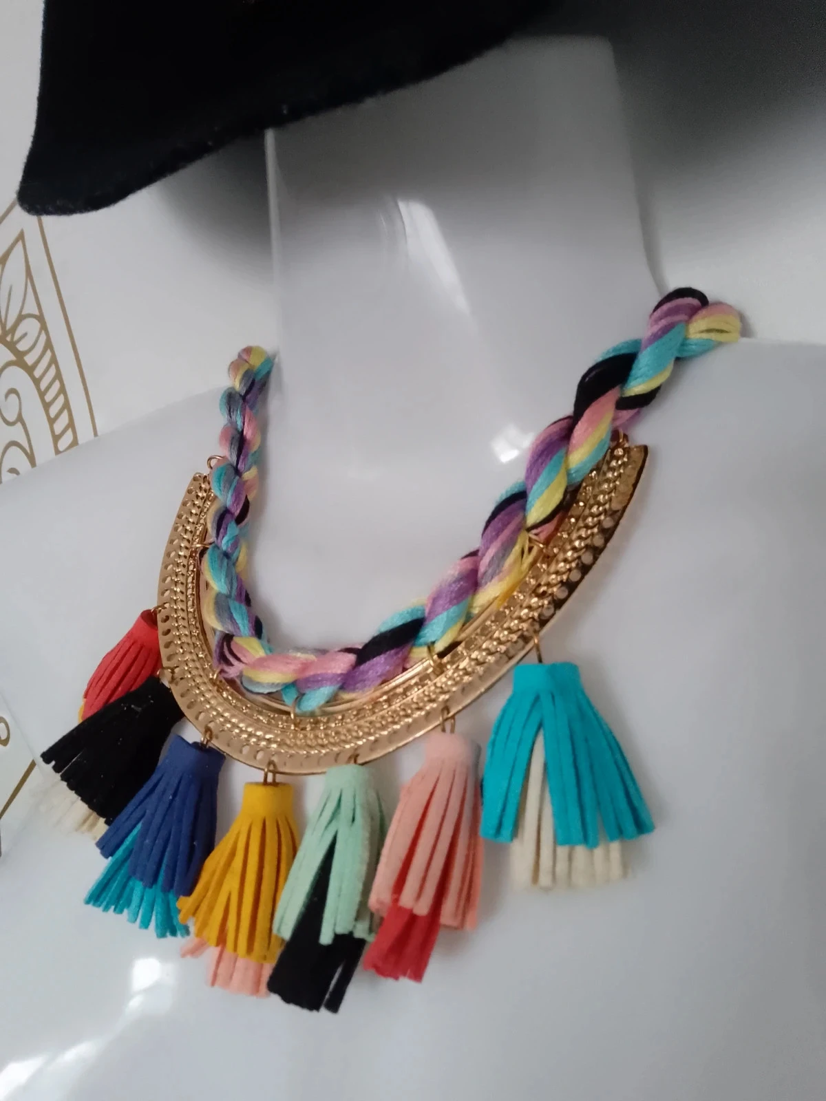 Plastron ketting met kleurrijke pompons – photo 2